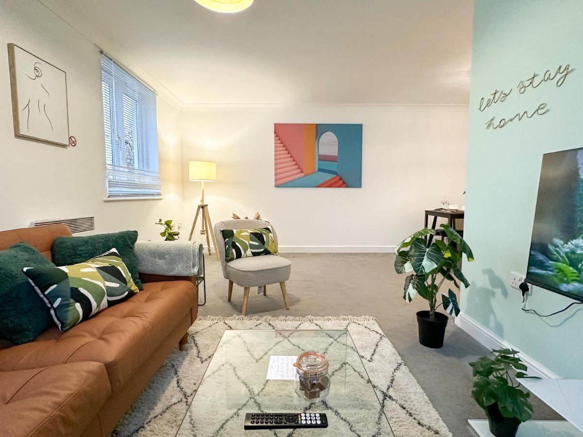 Luxury 2 Bedroom City Centre Apartment - Secure Parking - Amazing Location! Canterbury Bagian luar foto