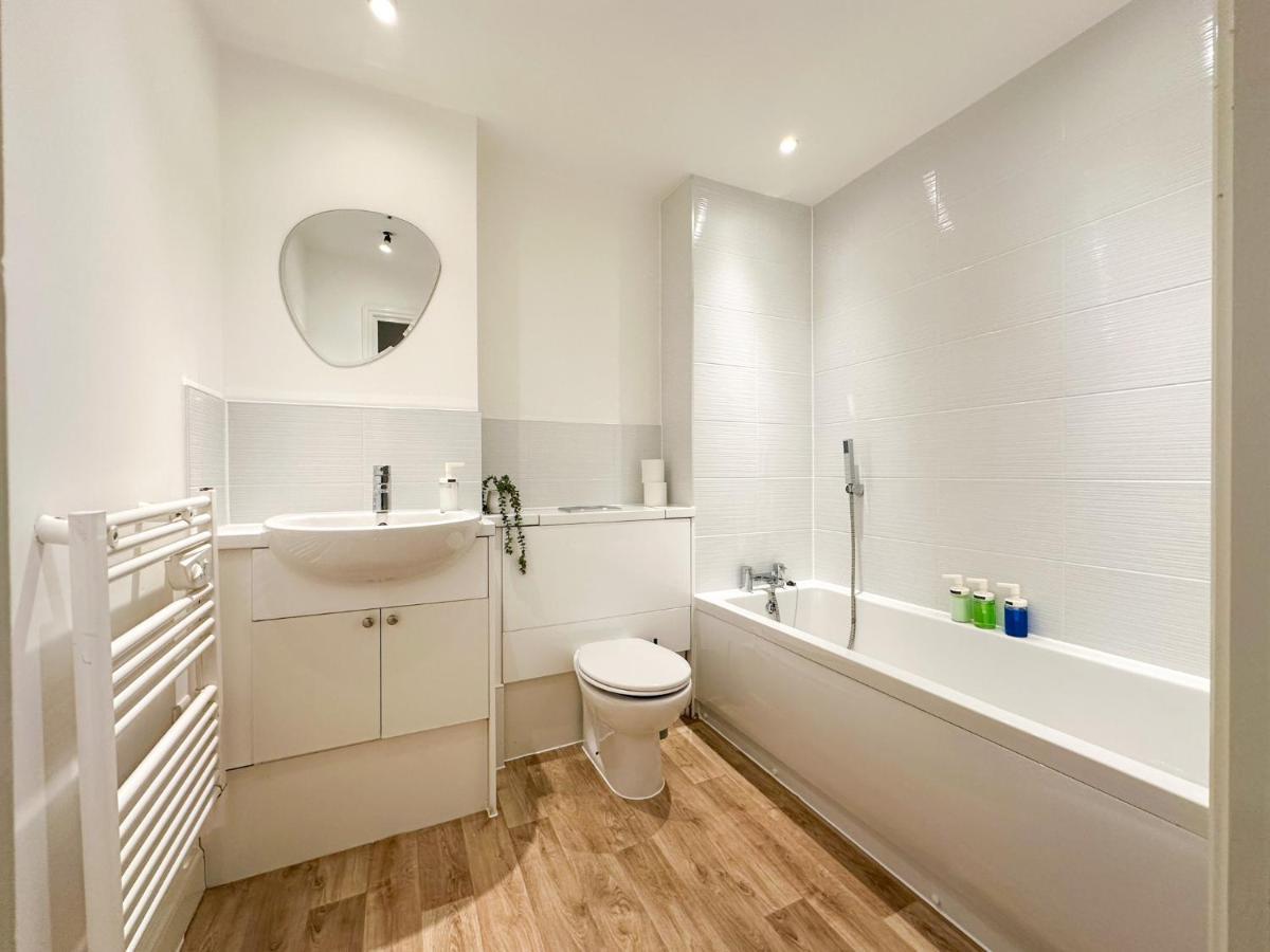 Luxury 2 Bedroom City Centre Apartment - Secure Parking - Amazing Location! Canterbury Bagian luar foto