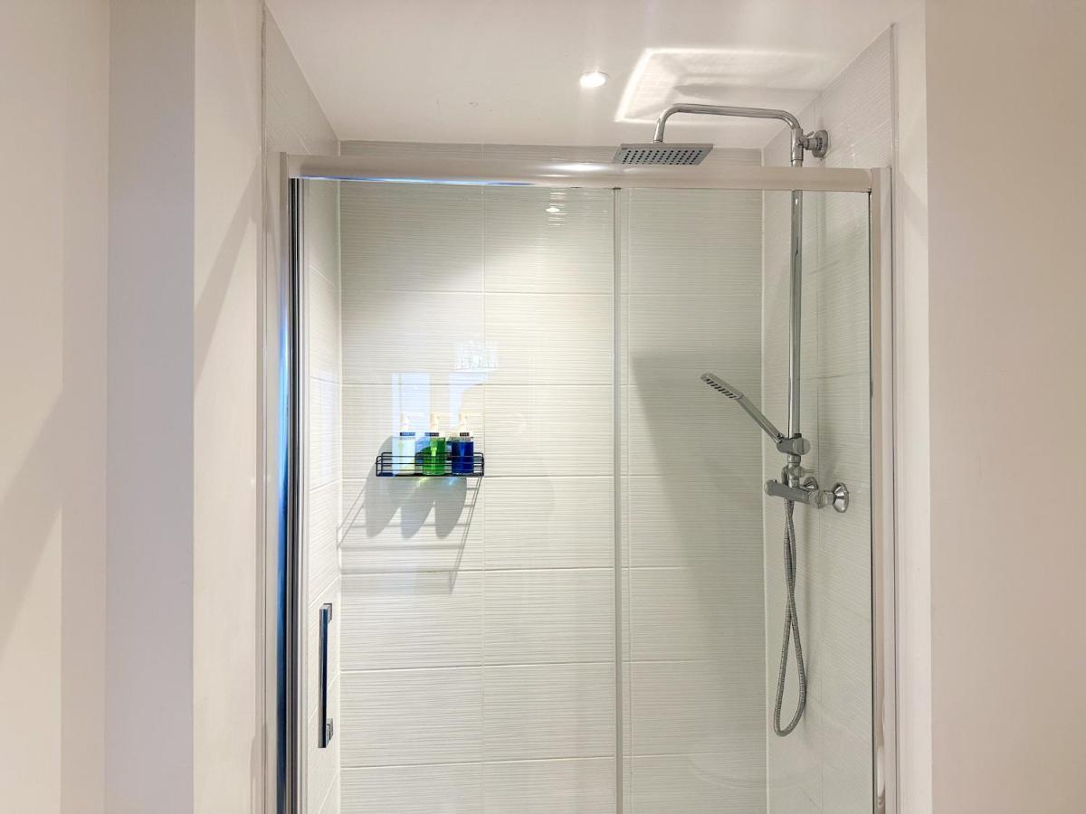 Luxury 2 Bedroom City Centre Apartment - Secure Parking - Amazing Location! Canterbury Bagian luar foto