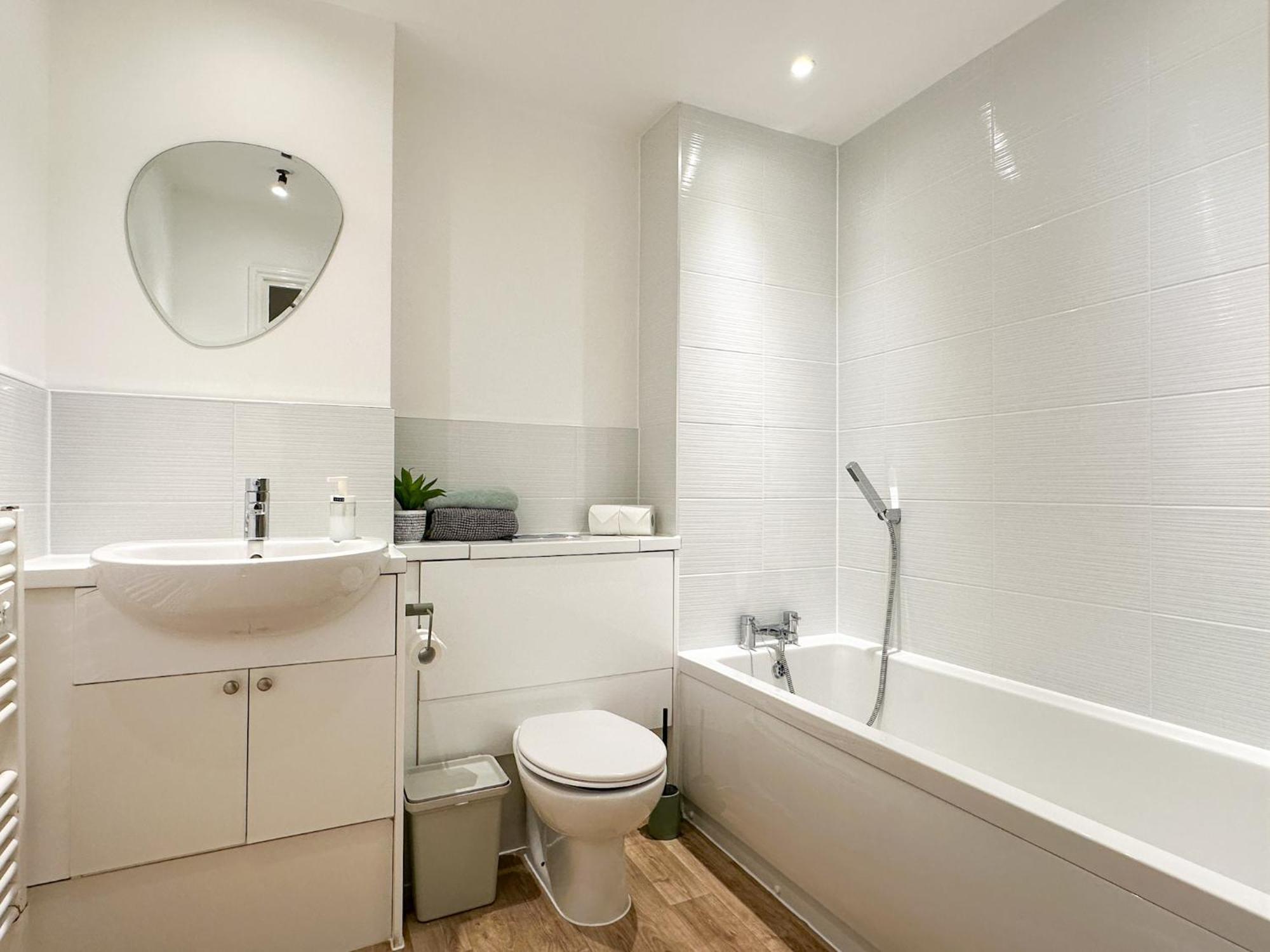 Luxury 2 Bedroom City Centre Apartment - Secure Parking - Amazing Location! Canterbury Bagian luar foto